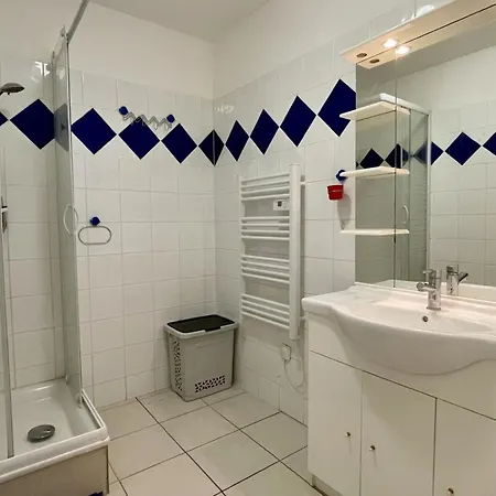 Appartement Rdc Avec Piscine, A 60m De La Plage, Proche Commerces, Wifi, Parking En Option - Fr-1-748-28